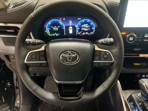 New 2026 Toyota Highlander Platinum image 19