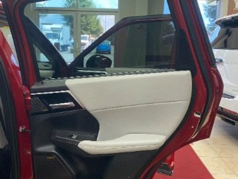 Used 2025 Mitsubishi Outlander SE FWD image 8