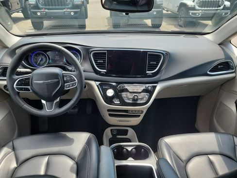 Used 2023 Chrysler Pacifica Touring-L FWD image 9