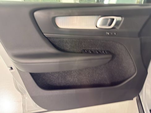 Used 2020 Volvo XC40 T4 Momentum image 19