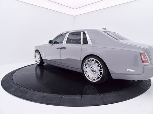 Used 2024 Rolls-Royce Phantom Sedan w/ The Phantom Package RWD image 16