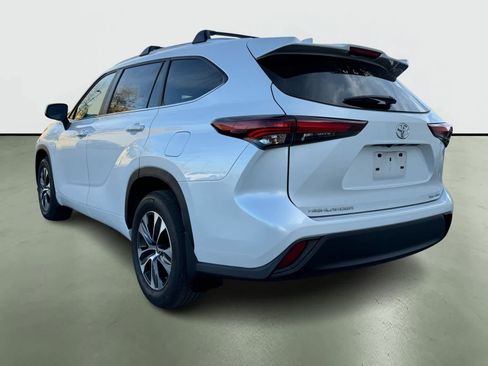 Used 2024 Toyota Highlander XLE image 3