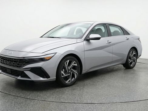 Used 2025 Hyundai Elantra Limited FWD image 3