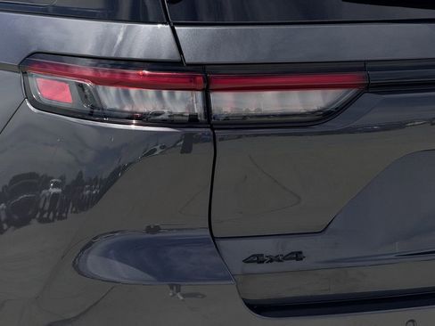 Used 2023 Jeep Grand Cherokee Altitude image 10