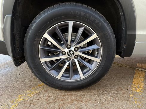 Used 2017 Toyota Highlander XLE image 11