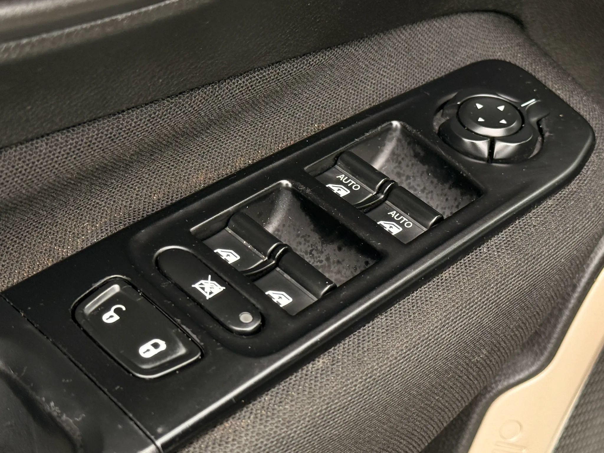 Used 2017 Jeep Renegade Latitude FWD image 23