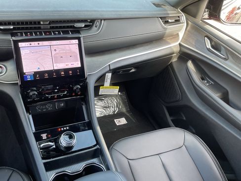 New 2025 Jeep Grand Cherokee Limited w/ Black Appearance Package image 15