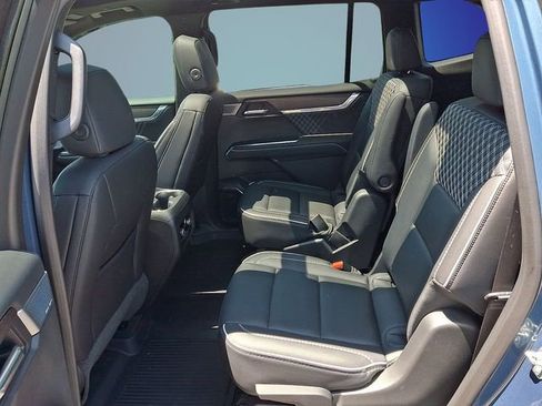 Used 2025 GMC Acadia Denali w/ Super Cruise Package FWD image 7