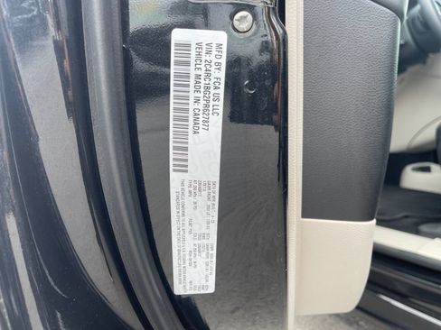 Used 2023 Chrysler Pacifica Touring-L FWD image 33