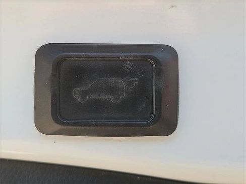 Used 2019 Toyota RAV4 XLE Premium FWD image 7
