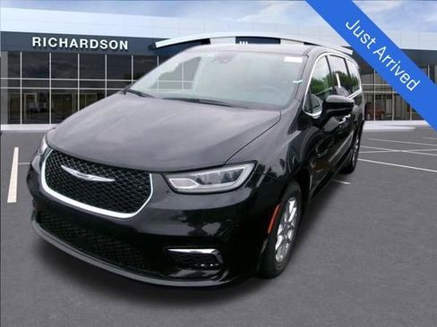 Used 2023 Chrysler Pacifica Touring-L FWD image 1