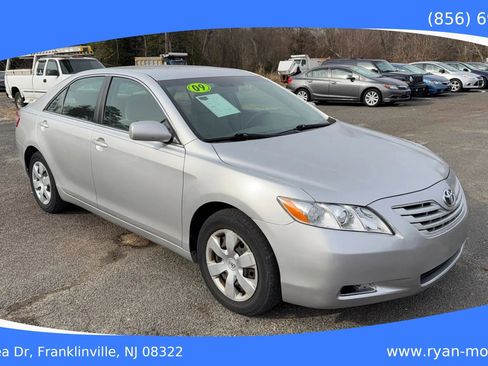 Used 2009 Toyota Camry LE FWD image 2