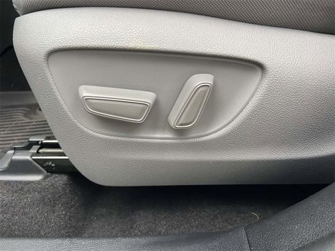 Used 2023 Toyota Highlander LE image 16