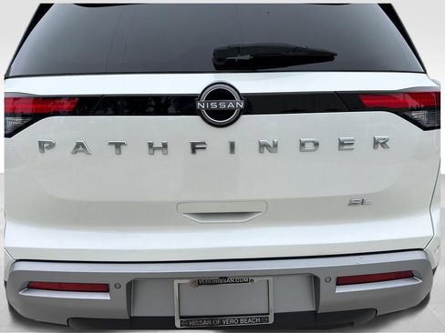 Certified 2024 Nissan Pathfinder SL FWD image 9