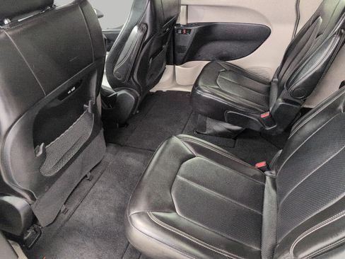 Used 2024 Chrysler Pacifica Touring-L FWD image 22