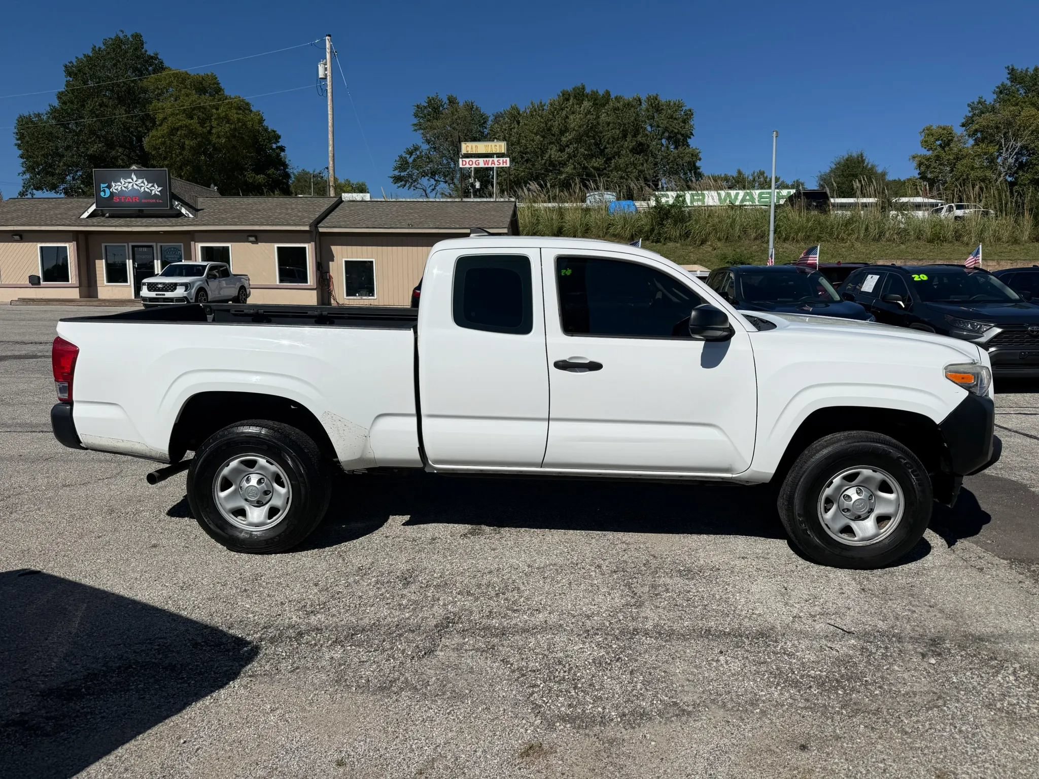 Used 2017 Toyota Tacoma SR RWD image 2