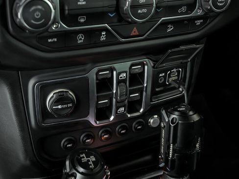 Used 2018 Jeep Wrangler Unlimited Sport S image 32