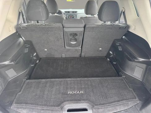Used 2018 Nissan Rogue SV w/ Premium Package FWD image 16