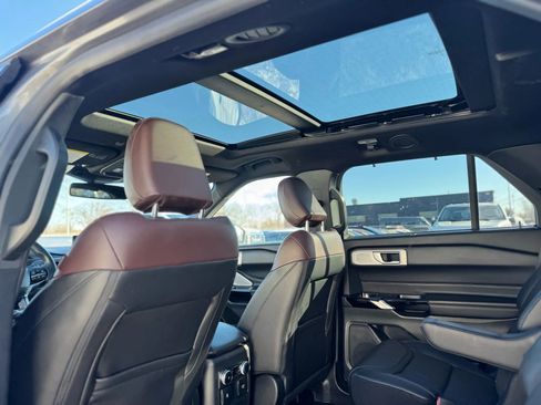 Used 2022 Ford Explorer Platinum w/ Equipment Group 601A image 22