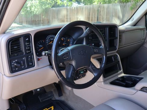 Used 2006 Chevrolet Silverado 2500 LT w/ Onstar Plus Package AWD/4WD image 14