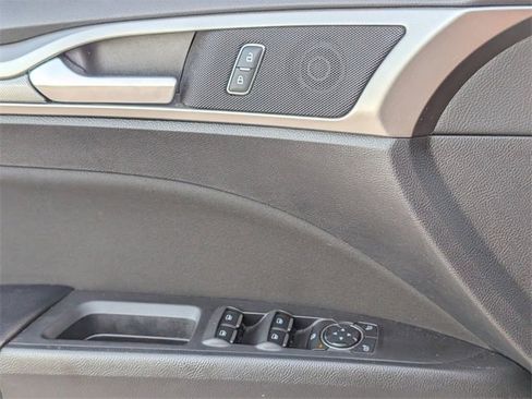 Used 2019 Ford Fusion SE image 27