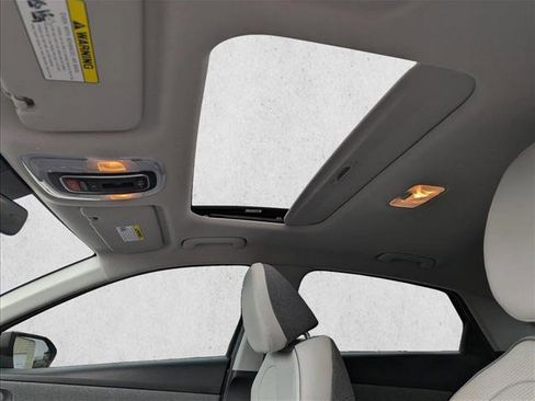 Used 2023 Hyundai Elantra Limited w/ Winter Weather Package image 21