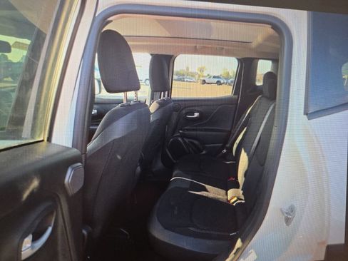 Used 2023 Jeep Renegade Latitude w/ Sun/Sound Group AWD/4WD image 14