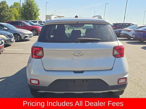 Used 2023 Hyundai Venue SEL FWD image 4