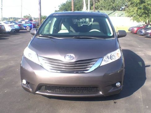 Used 2014 Toyota Sienna XLE image 3