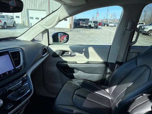 Used 2023 Chrysler Pacifica Touring-L FWD image 28