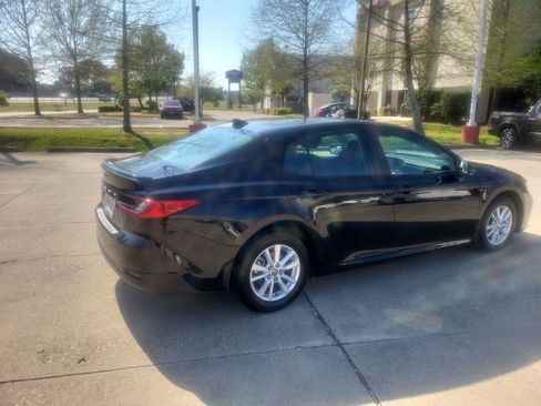 Used 2025 Toyota Camry LE w/ Convenience Package image 7