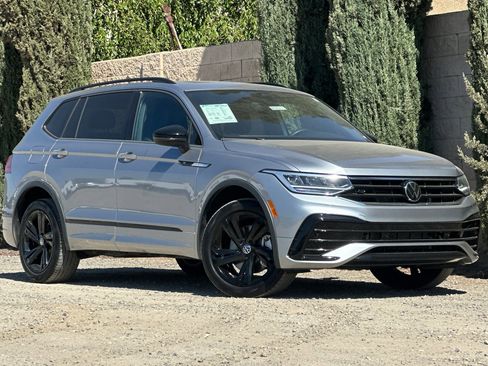 Certified 2024 Volkswagen Tiguan SE R-Line image 2