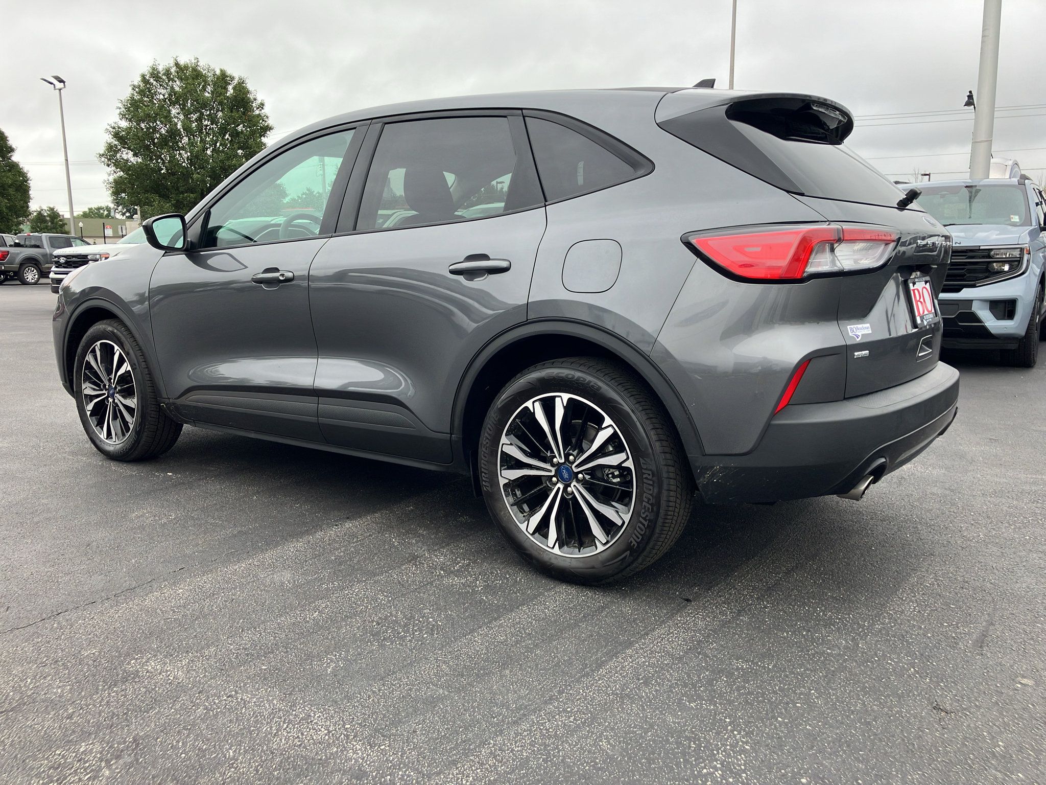 Used 2022 Ford Escape SE w/ SE Sport Appearance Package FWD image 3