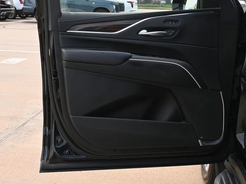 Used 2023 Cadillac Escalade Luxury AWD/4WD image 19