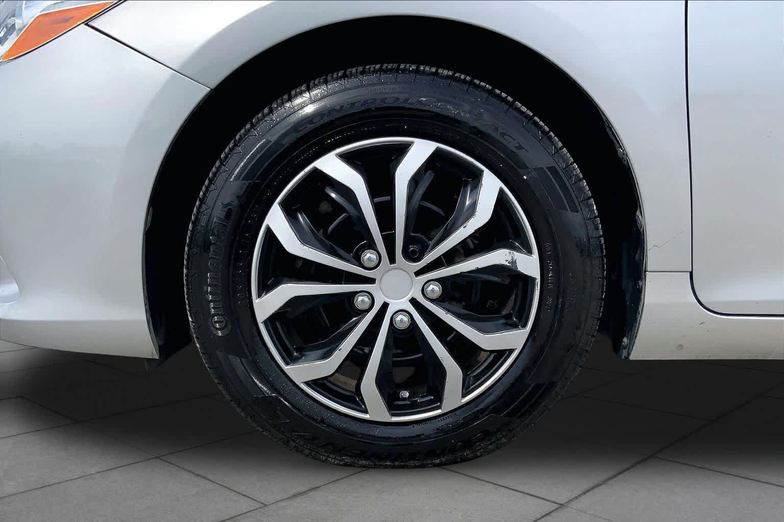 Used 2015 Toyota Camry LE FWD image 11
