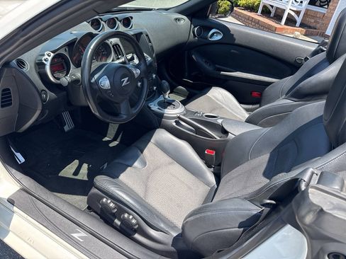 Used 2015 Nissan 370Z Touring RWD image 12