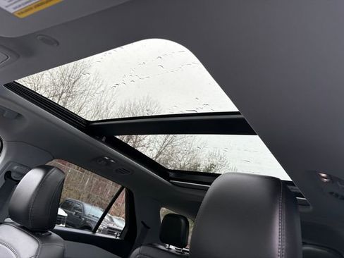 Used 2022 Ford Explorer XLT w/ Equipment Group 202A image 9