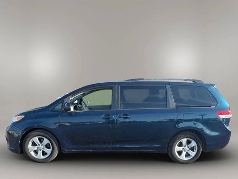 Used 2011 Toyota Sienna LE w/ Towing Pkg FWD image 4