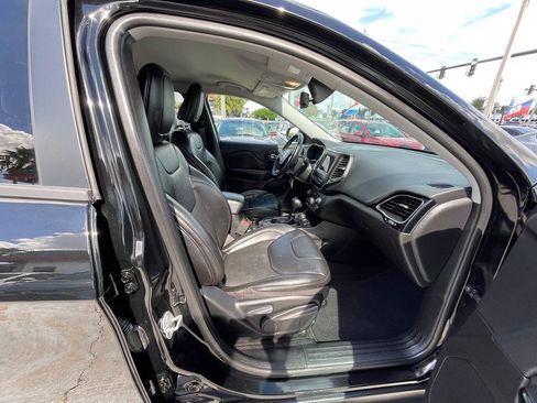 Used 2019 Jeep Cherokee Latitude Plus AWD/4WD image 15