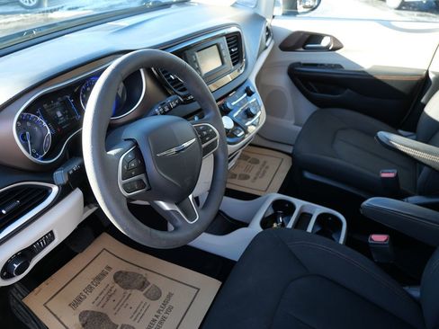 Used 2017 Chrysler Pacifica LX image 12