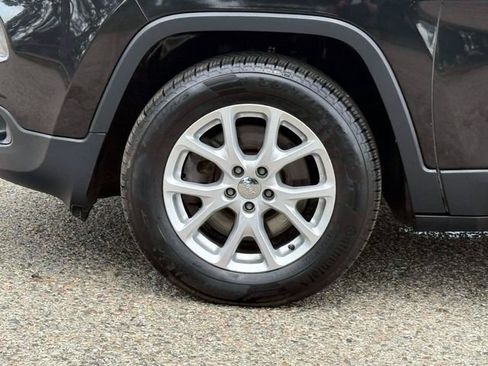 Used 2015 Jeep Cherokee Latitude w/ Cold Weather Group AWD/4WD image 9