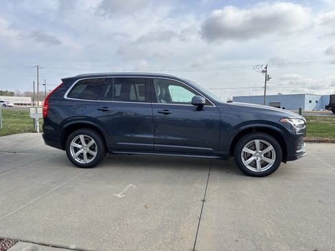 Used 2021 Volvo XC90 T6 Momentum w/ Advanced Package image 11