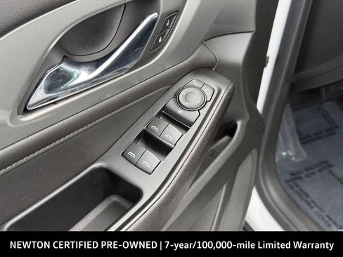 Used 2023 Chevrolet Traverse LT FWD image 14
