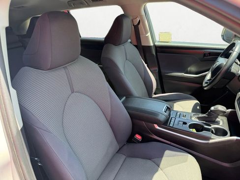 Used 2020 Toyota Highlander LE image 28