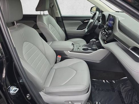 Used 2023 Toyota Highlander XLE AWD/4WD image 10