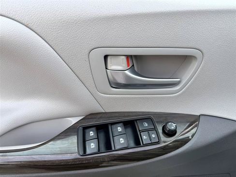 Used 2015 Toyota Sienna XLE Premium FWD image 35