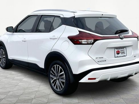 Used 2022 Nissan Kicks SV image 4