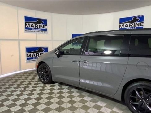 Used 2025 Chrysler Pacifica Limited image 8