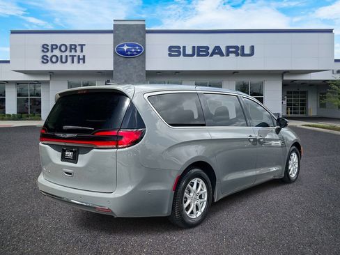 Used 2023 Chrysler Pacifica Touring-L w/ Uconnect Theater Family Group FWD image 3