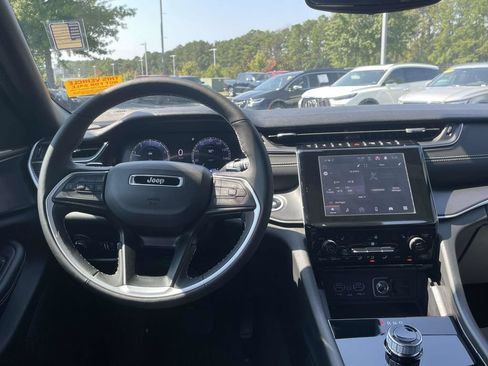 Used 2024 Jeep Grand Cherokee Laredo w/ Luxury Tech Group I RWD image 16